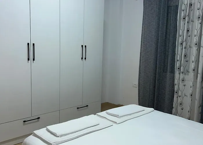 شقة Flat In - Modern & Cozy تيرانا